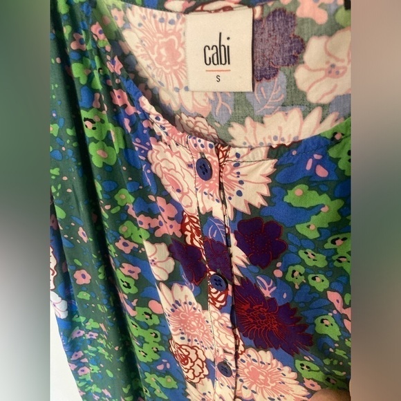 Cabi sleeveless shirt in size small. Features a flower design and has buttons - Picture 2 of 3